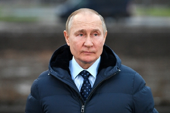 지난 11월 7일(현지시간) 블라디미르 푸틴 러시아 대통령이 자비도보 특별경제구역에 있는 쇼샤강 하구에서 무역허브 모형을 살펴보고 있다. [타스=연합뉴스]